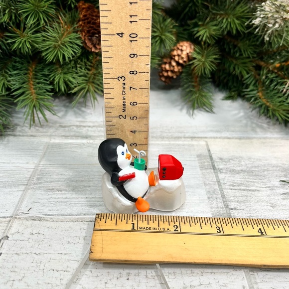 ⭐️ 4/$25 Vintage Hallmark Polar TV Christmas Ornament 1990 Penguin Television - Picture 9 of 10